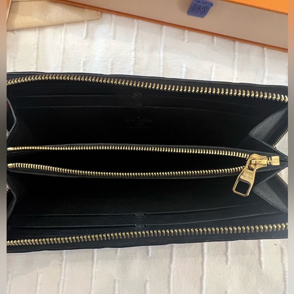 LOUIS VUITTON Zippy Wallet - Picture 5 of 8